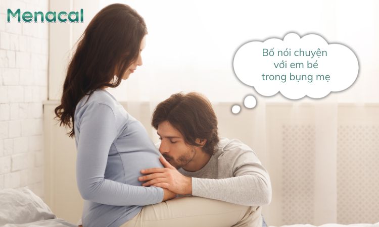 Bố giao tiếp với bé thường xuyên để tạo sự gắn kết ngay từ trong bụng mẹ