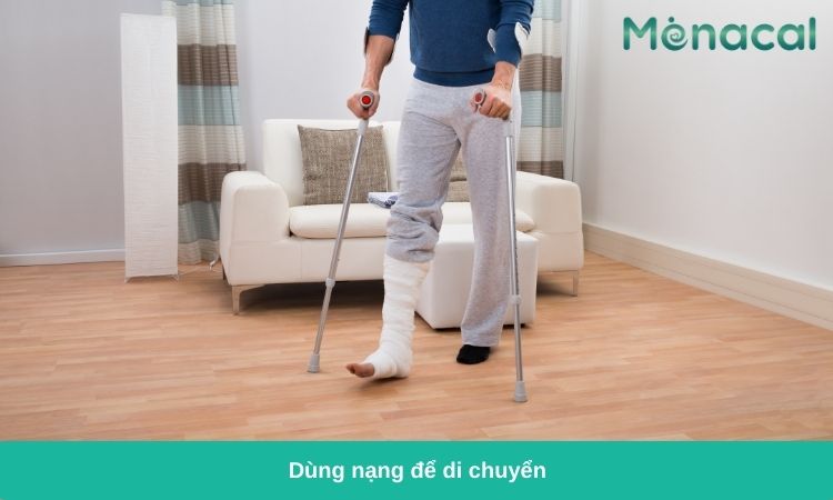 Dùng nạng hỗ trợ quá trình di chuyển khi bị gãy xương cẳng chân