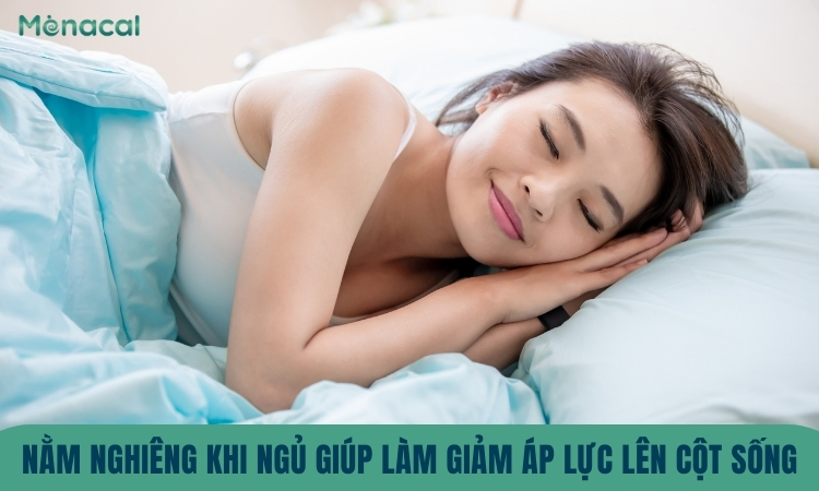 Nằm nghiêng khi ngủ giúp làm giảm áp lực lên cột sống