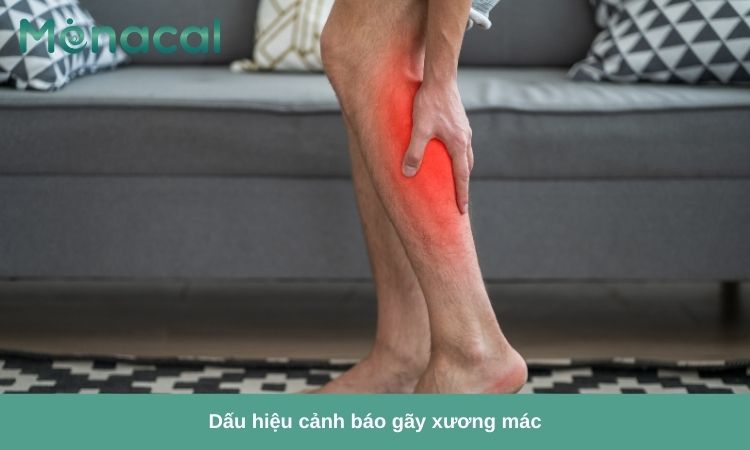 Đau nhức là triệu chứng thường gặp khi bị gãy xương mác.