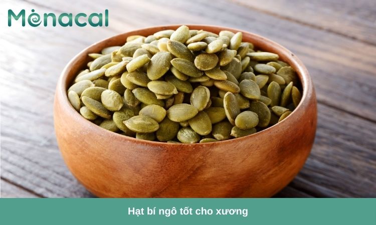 Hạt bí ngô chứa nhiều hoạt chất tốt cho quá trình hồi phục xương.
