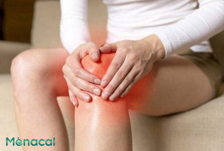 Bị gãy xương bánh chè đầu gối gây đau, sưng và bầm tím quanh đầu gối
