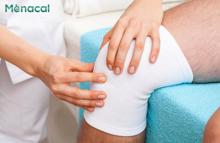 Người bị gãy xương bánh chè cần hạn chế vận động để tránh gây lệch xương