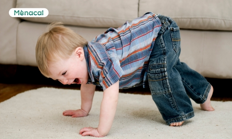 Chân vòng kiềng bệnh lý khiến dáng đi của trẻ trở nên lạch bạch, vụng về