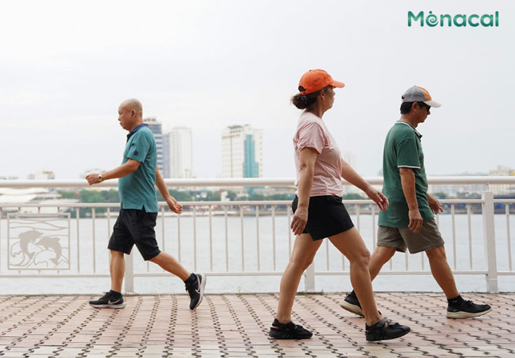 Đi bộ nhanh là bộ môn giúp kích thích tăng cường mật độ xương rất tốt