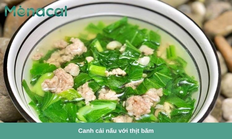 Canh cải nấu với thịt băm là món ăn giàu dinh dưỡng cho người bị loãng xương