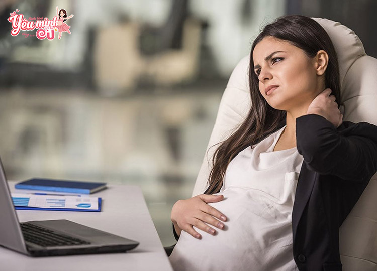 Mẹ bầu ngồi hàng giờ liền trước màn hình máy tính dễ bị mệt mỏi