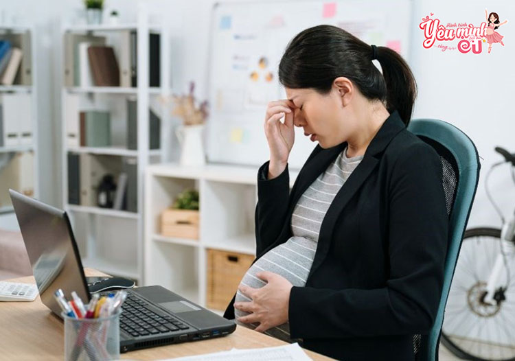 Mẹ có thể bị stress nặng với tâm lý "sợ bị đánh giá"