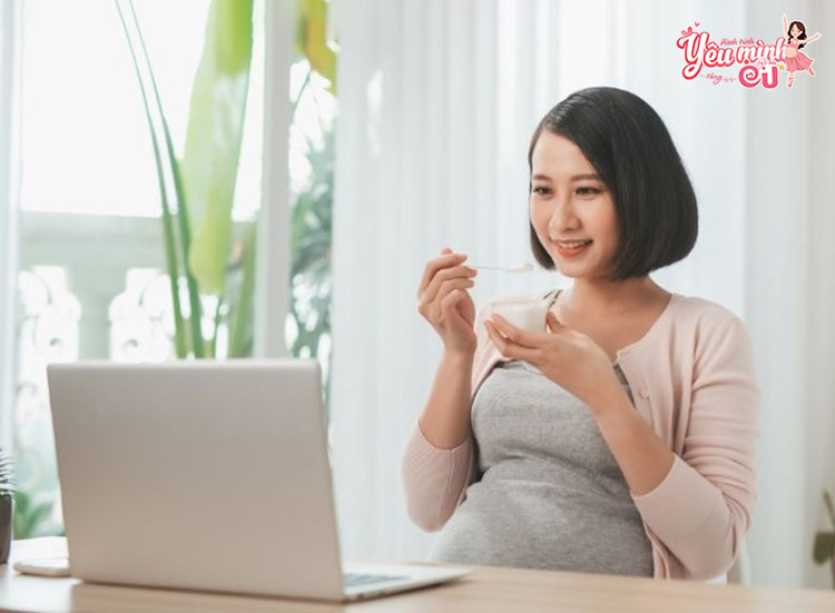 Chuẩn bị bữa phụ giàu dinh dưỡng như sữa chua tăng cường năng lượng cho mẹ