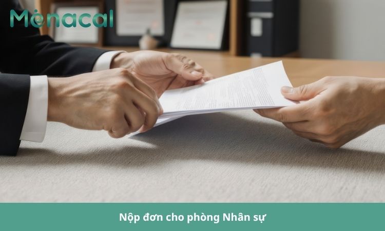 Người lao động nộp đơn xin nghỉ dưỡng sức sau sinh cho phòng Nhân sự